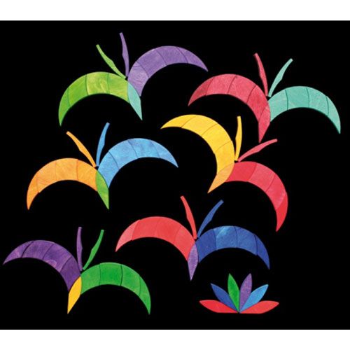 Diverse losse, kleurrijke gebogen houten magneetpuzzelstukken, sommige vormen bladeren, op een zwarte achtergrond.