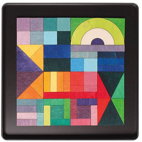 Grimm's houten magneetpuzzel met een abstract geometrisch patroon van veelkleurige houten vormen op een zwarte ondergrond.