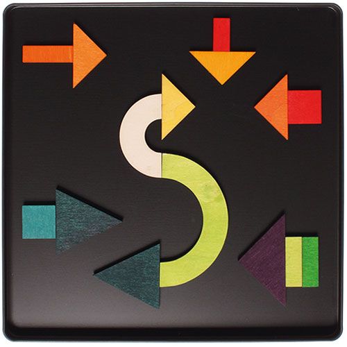 Grimm's houten magneetpuzzel met losse veelkleurige pijlen en gebogen vormen op een zwarte ondergrond.