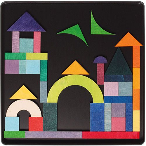 Grimm's houten magneetpuzzel die een kleurrijk kasteel vormt met diverse geometrische houten blokken op een zwarte ondergrond.