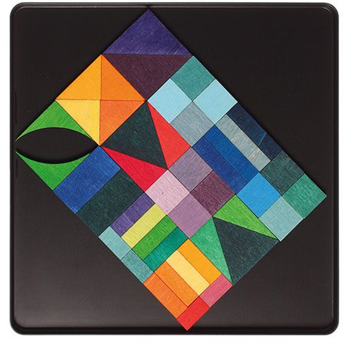 Grimm's houten magneetpuzzel die een grote ruit vormt met veelkleurige geometrische houten stukken op een zwarte ondergrond.