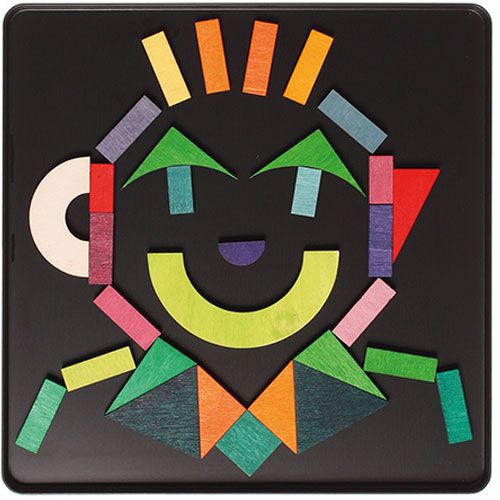 Grimm's houten magneetpuzzel die een vrolijk gezicht of figuur vormt met veelkleurige geometrische houten stukken op een zwarte ondergrond.