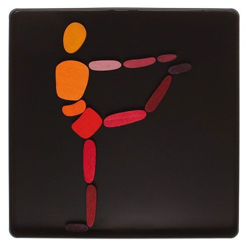 Een oranje en rood figuur van houten magneetpuzzelstukjes in een balanshouding op een zwarte ondergrond.