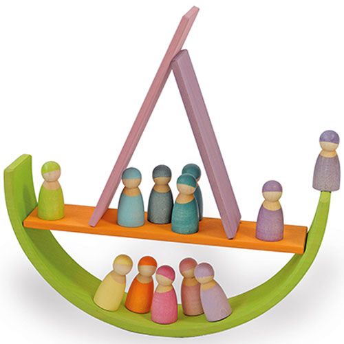 Een grimm's houten balansboot met pastelkleurige popjes die erop en erin zitten.