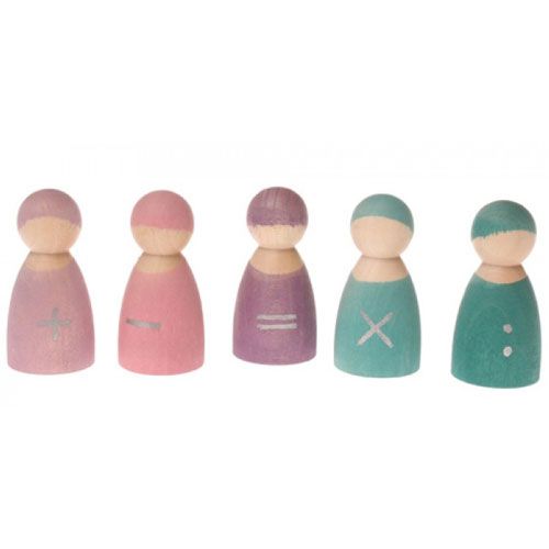 Vijf Grimm's houten popjes in pastelkleuren met wiskundige symbolen.