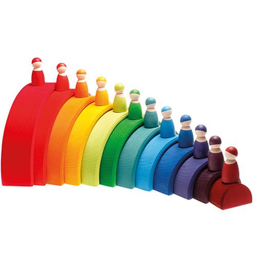 Een grimm's houten regenboog stapelaar met twaalf gekleurde peg dolls die op elke boog zitten.