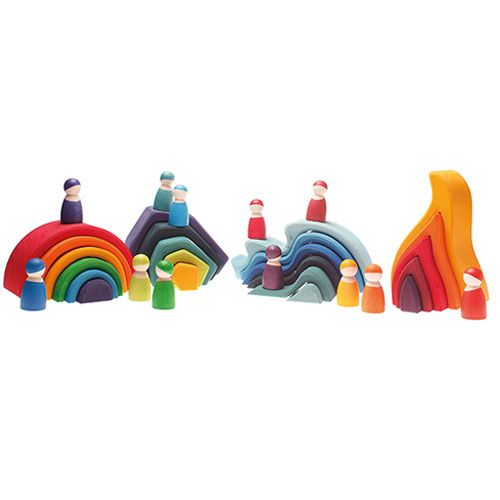 Een landschap van grimm's houten regenboog- en golfstapelaars met gekleurde peg dolls erop.