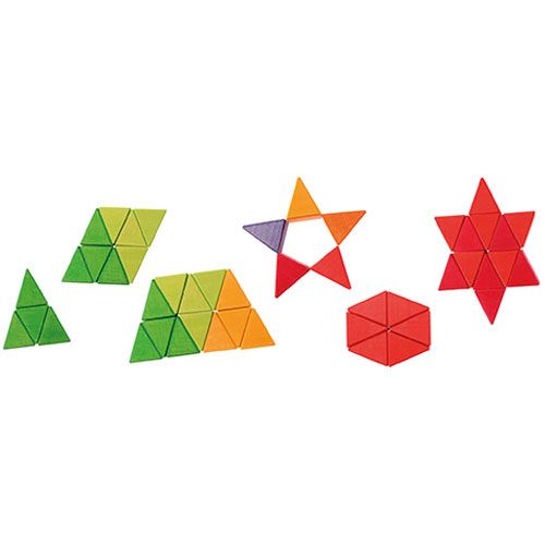 Verschillende geometrische vormen, waaronder sterren en parallellogrammen, gemaakt van grimm's veelkleurige houten driehoekige puzzelstukken.