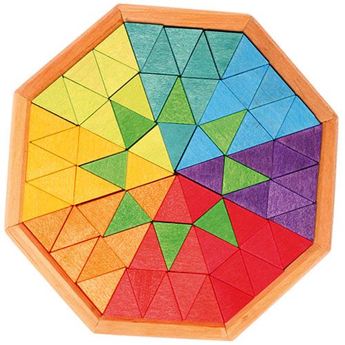 Grimm's houten puzzel met veelkleurige driehoekige stukjes gerangschikt in een spiraalvormig patroon in een achthoekige houten bak.
