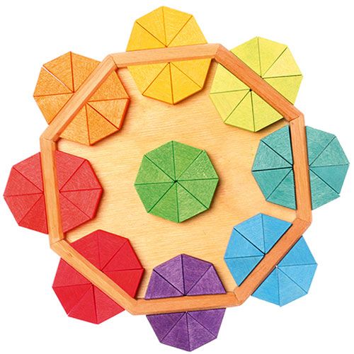 Grimm's houten puzzelstukjes in een achthoekige houten frame, met een centrale groene achthoek en acht kleinere veelkleurige achthoeken eromheen.