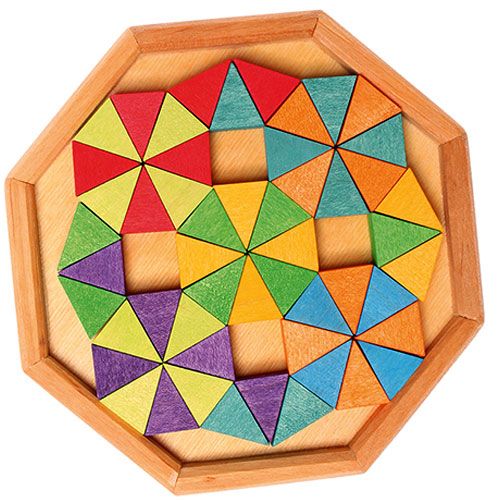 Grimm's houten puzzel met veelkleurige driehoekige stukjes gerangschikt in verschillende geometrische patronen binnen een achthoekige houten bak.