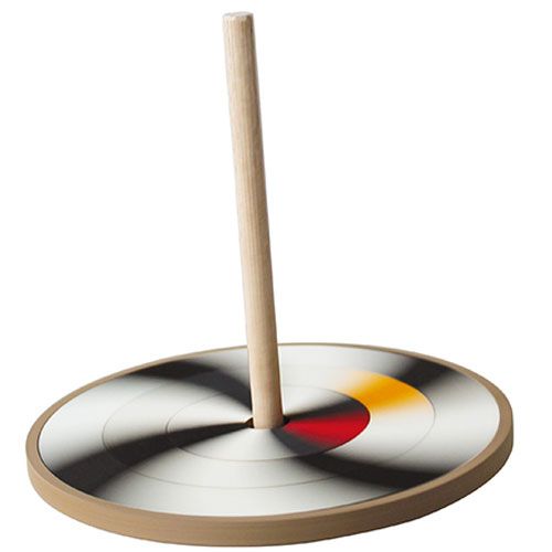 Grimm's houten tol met zwart-wit, rood en geel patroon draait, waardoor de kleuren in elkaar overlopen.