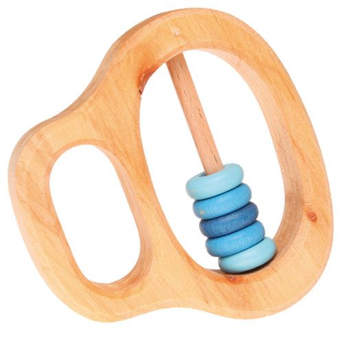 Grimm's houten rammelaar en bijtring met blauwe ringetjes.