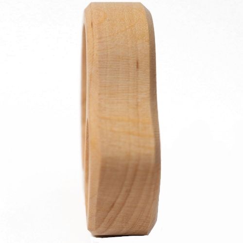 Zijaanzicht van de Grimm's houten rammelaar en bijtring.