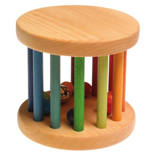 Grimm's houten regenboog rammelaar met gekleurde spijlen en belletjes.