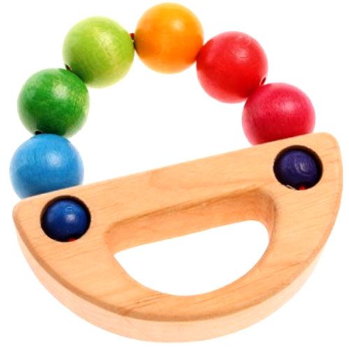 Grimm's houten rammelaar in de vorm van een zeilboot met een regenboog van gekleurde kralen.