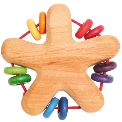 grimm's houten rammelaar in stervorm met regenboogkleurige ringen.