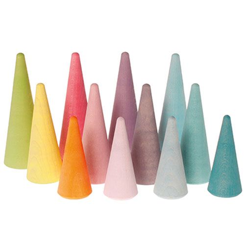 Een collectie van 12 Grimm's houten speelgoedkegels in diverse pastelkleuren.