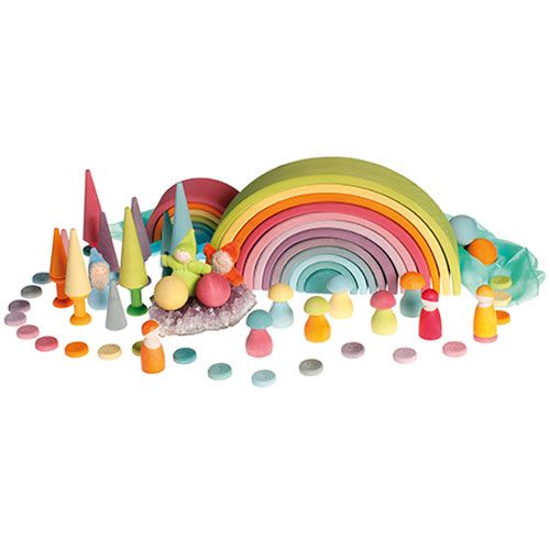 Een collectie Grimm's houten speelgoed in pastelkleuren, waaronder een regenboog, kegels, paddenstoelen en schijven.