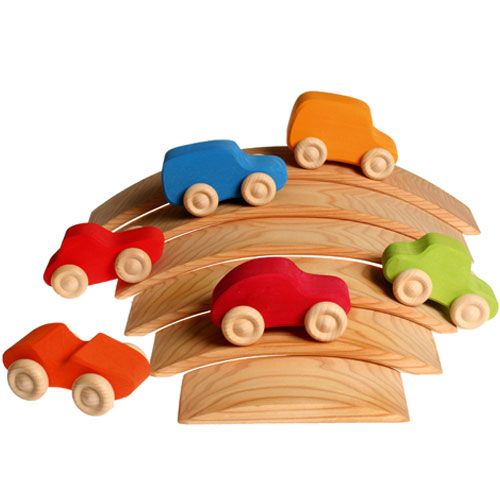 Houten regenboog brug met zes bogen, gebruikt als speelbaan voor diverse gekleurde houten autootjes.