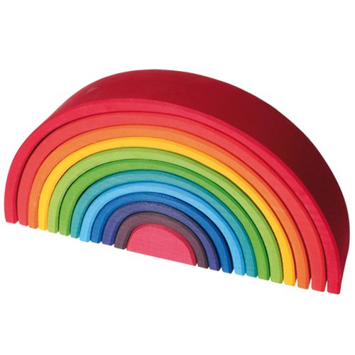 grimm's houten regenboog stapeltoren met 12 gekleurde bogen, in elkaar genesteld.