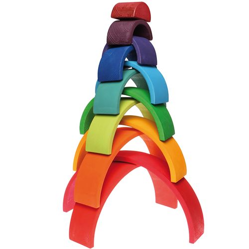 De grimm's houten regenboog stapeltoren is creatief opgestapeld tot een hoge, kleurrijke toren.