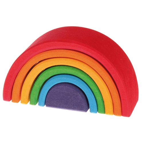 Grimm's houten regenboog stapelspeelgoed met zes gekleurde bogen, in elkaar genesteld.