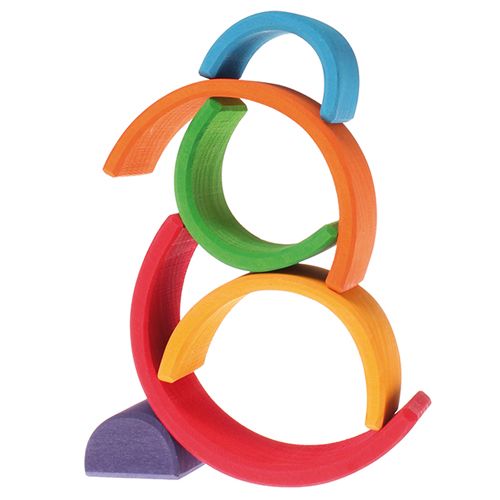 Een andere creatieve stapeling van het houten regenboog speelgoed, met bogen die op elkaar balanceren.