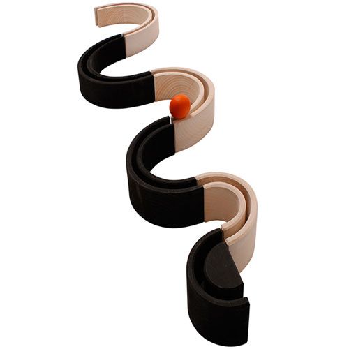 Grimm's houten regenboog stapeltoren met monochrome bogen, opgesteld als een kronkelende baan met een oranje bal.