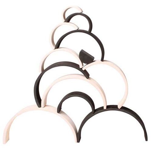 Grimm's houten regenboog stapeltoren met monochrome bogen, creatief opgestapeld.
