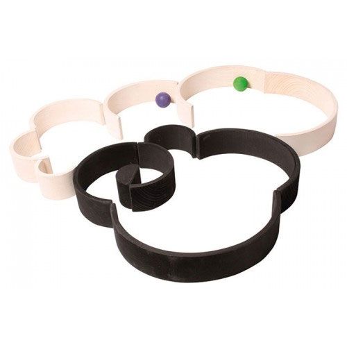 Drie Grimm's houten regenboog stapeltorens met monochrome bogen, opgesteld in een golvend patroon met twee gekleurde ballen.