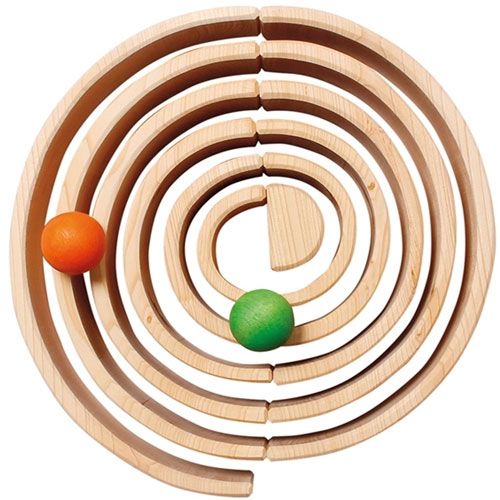 grimm's houten bogen gerangschikt in een spiraalvormige knikkerbaan met een oranje en groene bal.