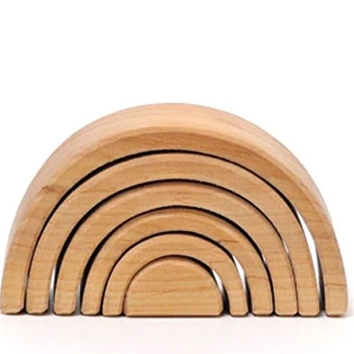 Grimm's houten stapelregenboog van 6 naturelkleurige bogen, genesteld in elkaar.