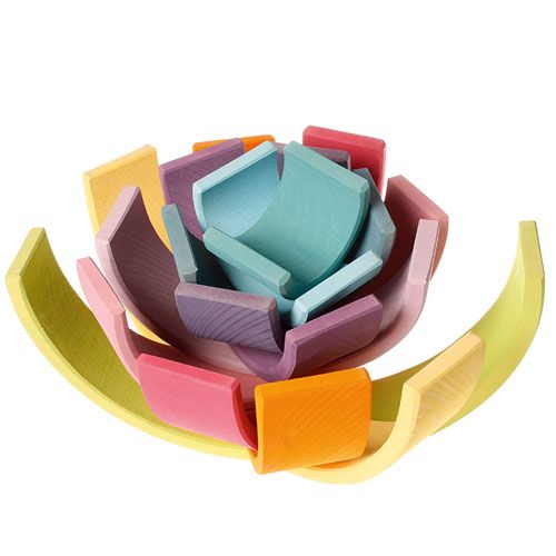 Grimm's houten regenboog stapeltoren met 12 pastelkleurige bogen, opgesteld in een bloem- of mandalavorm.