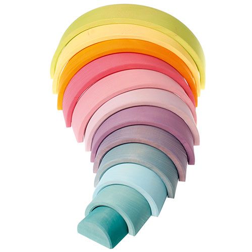 Grimm's houten regenboog stapeltoren met 12 pastelkleurige bogen, verticaal gestapeld van groot naar klein.