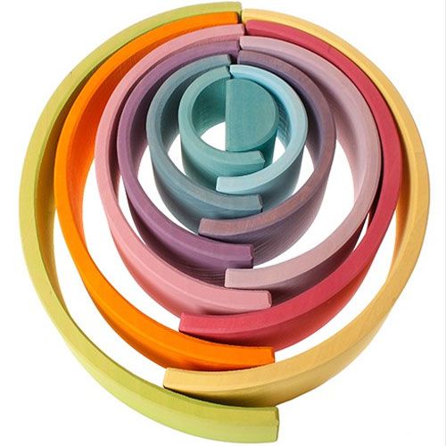 Grimm's houten regenboog stapeltoren met 12 pastelkleurige bogen, concentrisch in een cirkel gelegd.