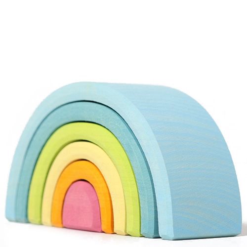 Grimm's houten regenboog stapeltoren met 6 pastelkleurige bogen, schuin gefotografeerd.
