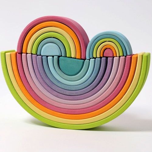 Meerdere Grimm's houten regenboog stapeltorens in pastelkleuren, creatief gestapeld.