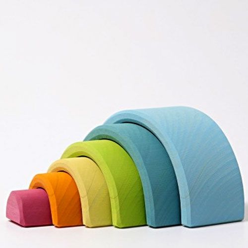 Grimm's houten regenboog stapeltoren met 6 pastelkleurige bogen, licht uit elkaar geschoven.
