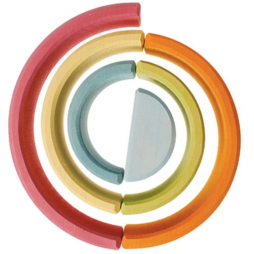 Grimm's pastel regenboog stapeltoren met zes bogen, van bovenaf gezien in een cirkelvormige opstelling.