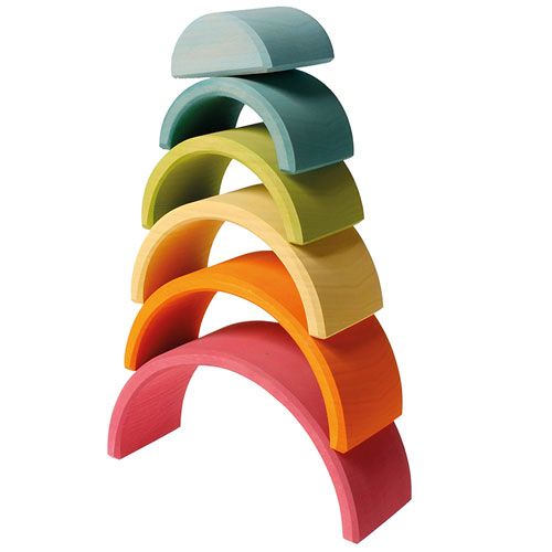 Grimm's pastel regenboog stapeltoren met zes bogen, opgestapeld tot een toren.