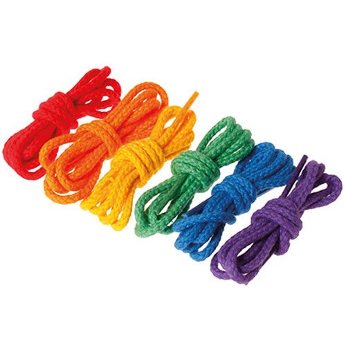 Grimm's regenboog rijgtouwtjes in zes verschillende kleuren, opgerold.