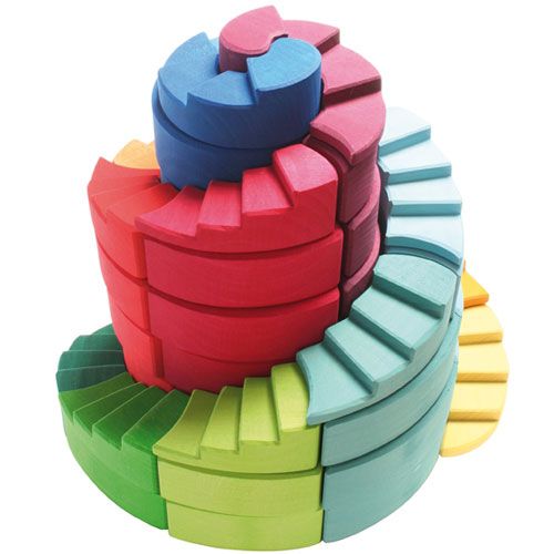 Grimm's houten wenteltrappen bouwspeelgoed in regenboogkleuren, opgestapeld tot een spiraal.