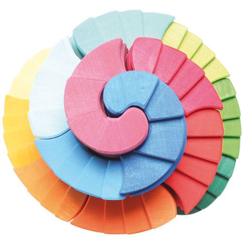 Grimm's houten wenteltrappen bouwspeelgoed in regenboogkleuren, plat neergelegd in een spiraalvorm.