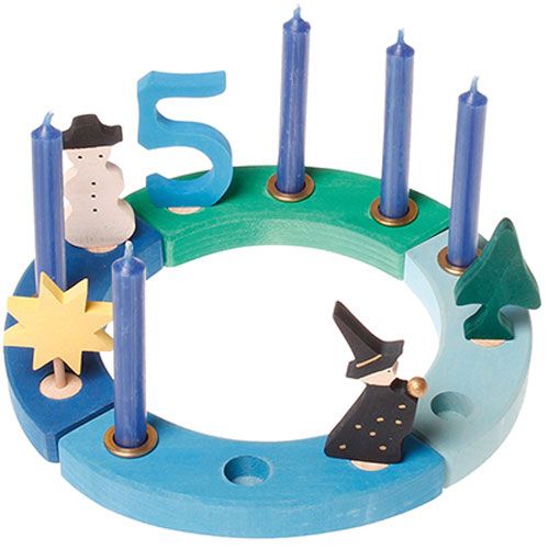 Grimm's houten decoratiering met blauwe kaarsen, een nummer 5 en diverse figuren zoals een sneeuwpop en een heks.
