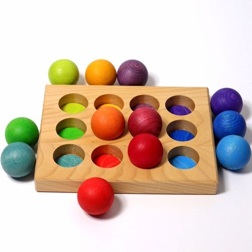 Grimm's houten sorteerbord met gekleurde ballen en schijven in regenboogkleuren.