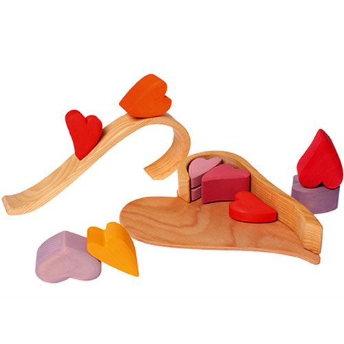 Houten stapelharten set met twee gebogen houten delen en losse gekleurde hartjes.