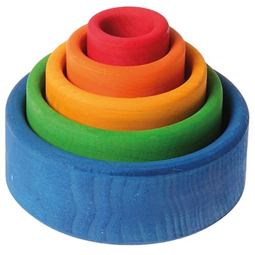 Grimm's houten stapelbakjes voor babyspeelgoed, in elkaar genesteld van blauw naar rood.