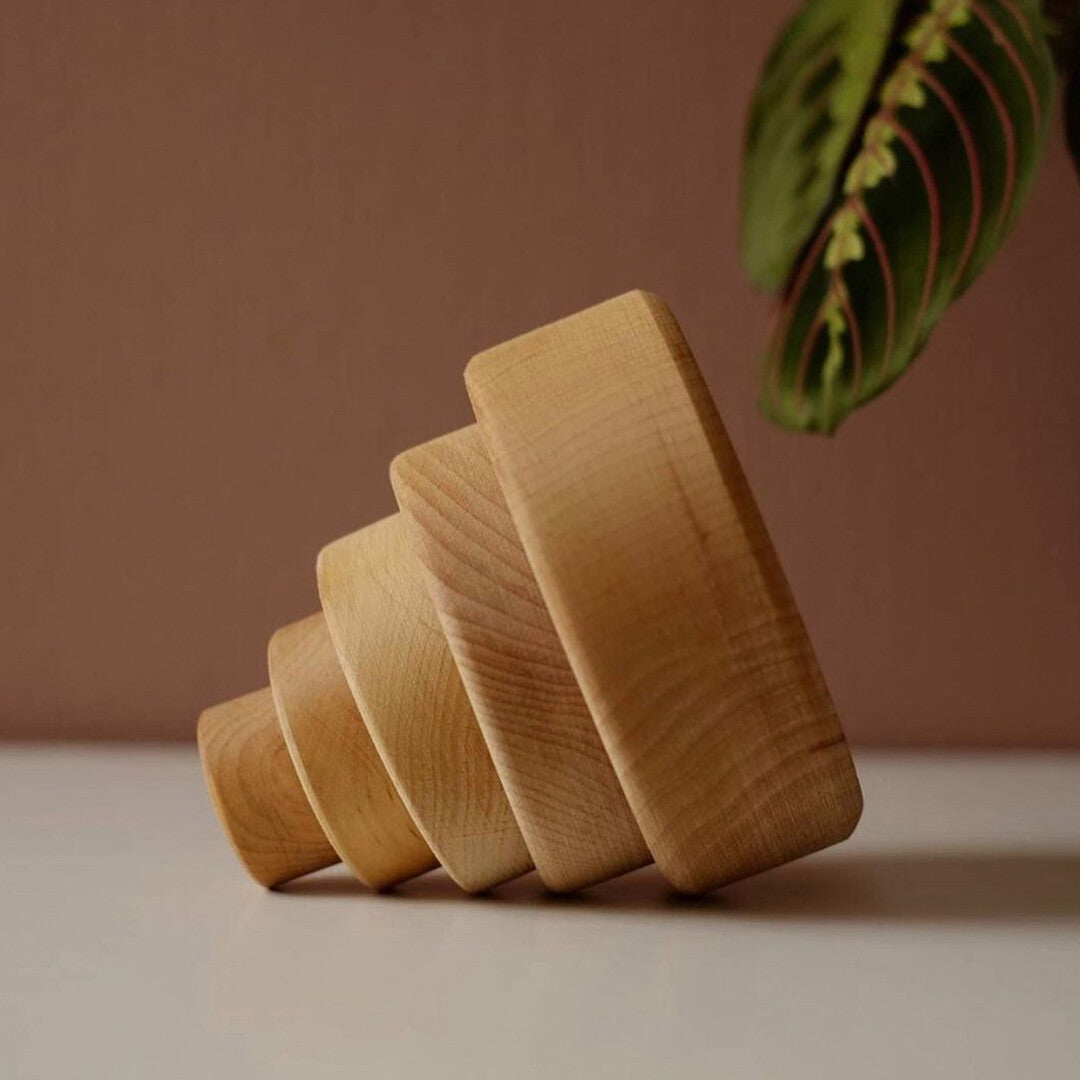 Grimm's houten stapelbakjes naturel schuin op elkaar gestapeld, met een plant op de achtergrond.