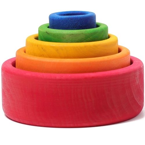 grimm's houten regenboog stapelbakjes, in elkaar gestapeld van groot naar klein.